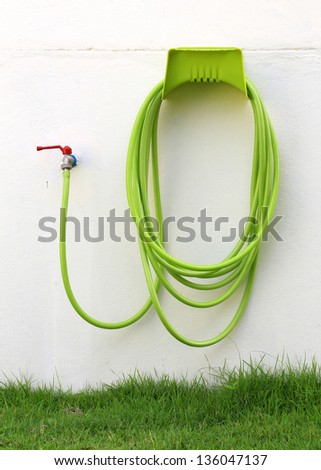Reel of hose pipe and spraying head on the wall