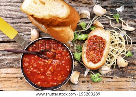 Spaghetti and tomato sauce with french bread