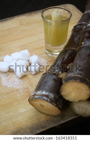 Drinks of sugar cane and sugar cubes