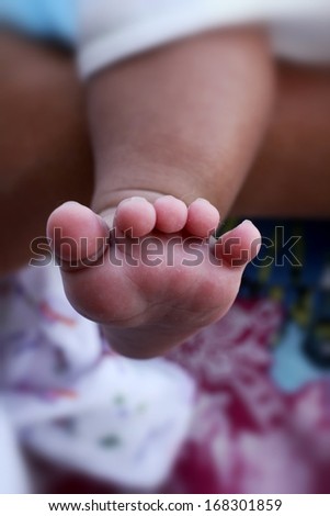 baby feet with toes curled up