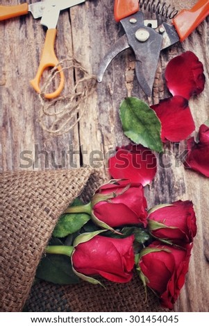 Woman making bouquet with red roses flower