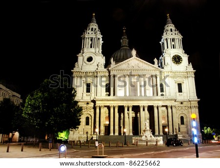 St. Paul\'s Cathedral seen from the side of Great West Door. London at night