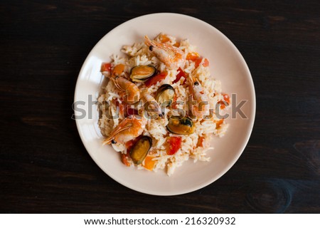 Thai dish of stir fried rice noodles with prawns and mussels