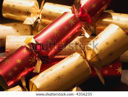 Red and gold Christmas crackers