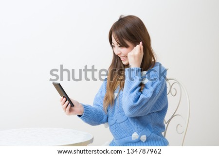 Young woman to see a smart phone