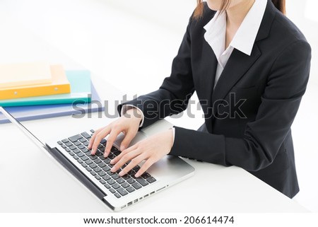 Hand of a woman that uses the laptop
