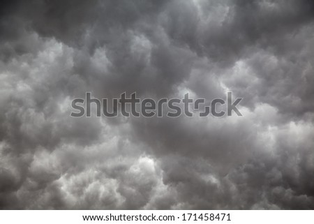dark blue clouds in the sky during thunder