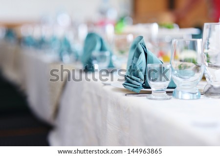 Table setting with cloth table napkins and glasses