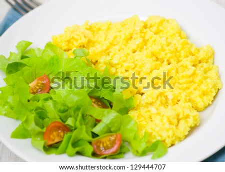 scrambled eggs with salad
