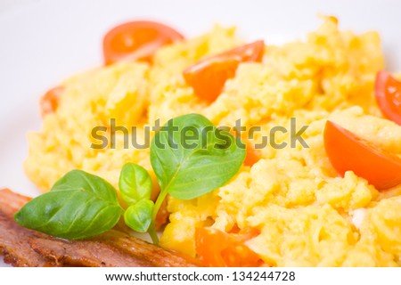 scrambled eggs with tomatoes and bacon