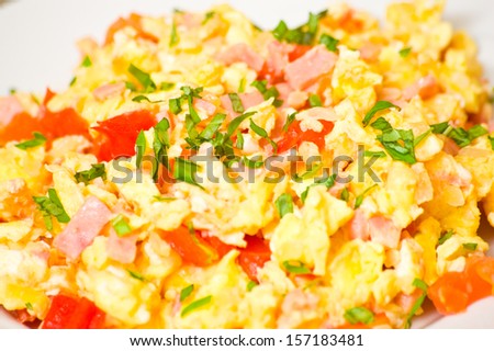 scrambled eggs with ham and vegetables