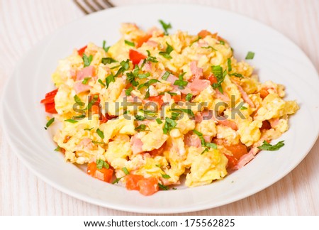 scrambled eggs with ham and vegetables