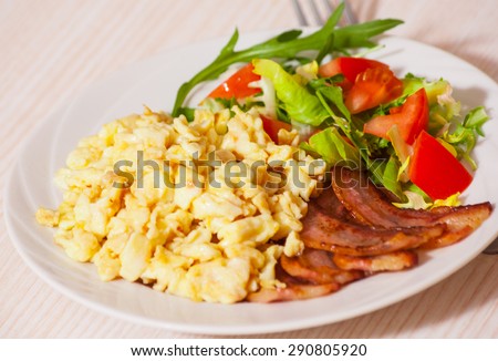 scrambled eggs with bacon and salad