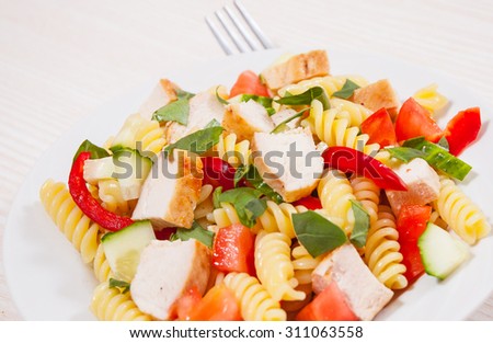 pasta salad with chicken and vegetables