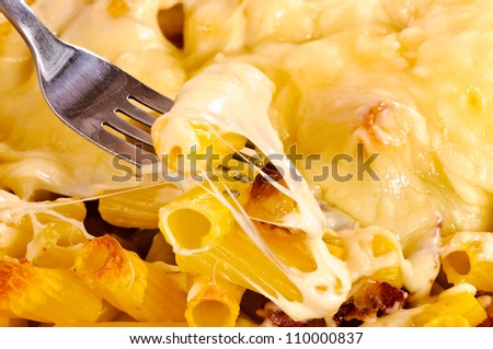 Cheese and macaroni with bacon