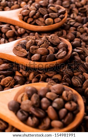 Selective focus on coffee beans in the middle spoon