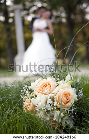 wedding day dance, kisses and bouquet of flower