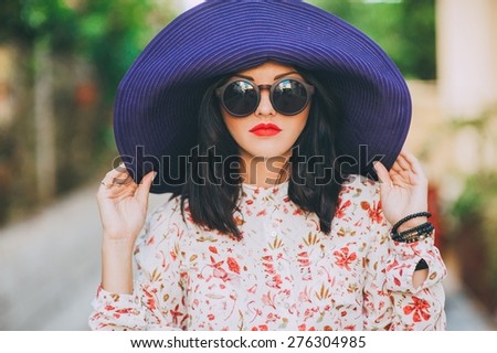 Fashion girl in a big hat