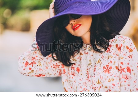 Fashion girl in a big hat