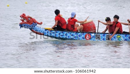 YILAN TAIWAN - JUNE 24: A team of rowers returning to the starting line for the dragon boat race. The Dragon Boat Festival  on the Dongshan River on June 24, 2012 in Yilan