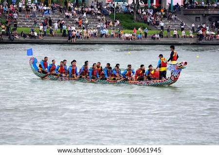 YILAN TAIWAN - JUNE 24: A team of rowers returning to the starting line for the dragon boat race. The Dragon Boat Festival  on the Dongshan River on June 24, 2012 in Yilan