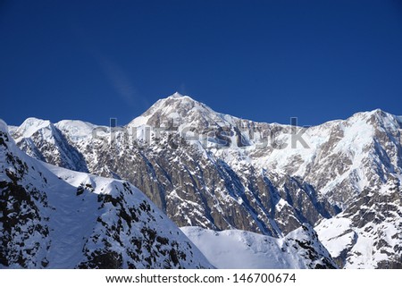 mount mckinley cover with snow, the highest mountain in north america