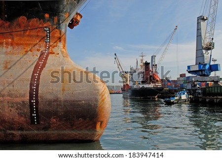 Commercial   Sea  port  city  of  Vladivostok,  cargo   handling
