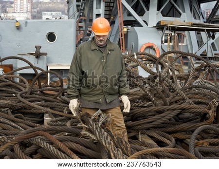 Port   docker   operates  on  a  floating  crane  in the port city of Vladivostok