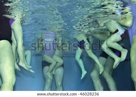 Underwater picture of a swimming class for children