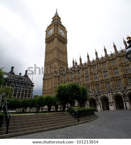 Wide angle shot of Big Ben and the British Parliament building