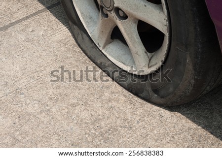 A wheel of a car tire leak because an accident.