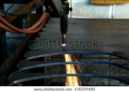 Steel plate cutting by gas machine