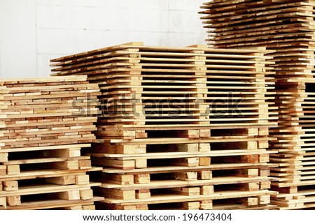The wooden pallet bunch in warehouse