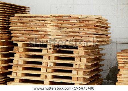 The wooden pallet bunch in warehouse