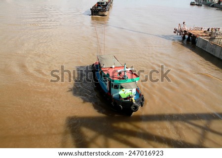 NONTHABURI-THAILAND-SEPTEMBER 20 : Boats carrying sand in Chaophraya river under-construction of its deep long pile foundation on September 20, 2014 in Nonthaburi, Thailand.