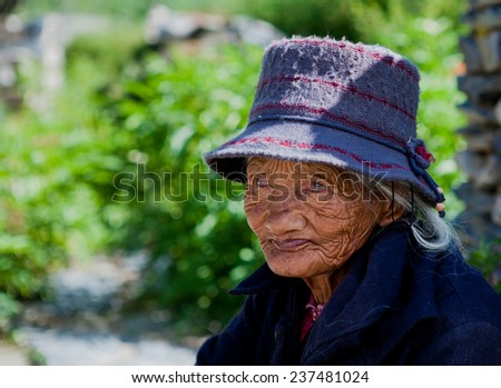 TIBET,CHINA - Aug 16,2013:old woman on the street at tibet,china.