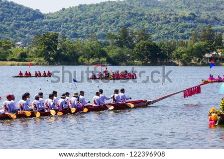 HUAHIN, THAILAND - DEC 9 : Unidentified crew in traditional Thai long boats compete during Queen Cup Traditional Long Boat Race Championship on December 9, 2012 in Huahin, Prachuapkhirikhan,Thailand