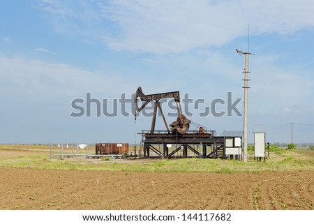 Operating oil and gas well in desert