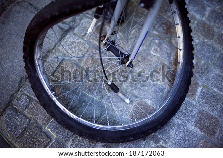 A broken wheel bike