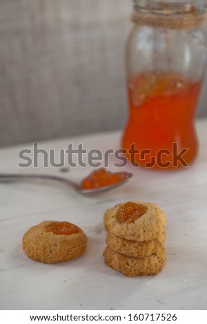 round biscuits with jam