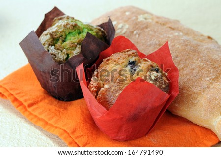 muffin with pistachio and blueberry flavor