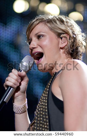 INDIANAPOLIS - AUGUST 20: Singer Jennifer Nettles of the country band Sugarland performs at the Indiana State Fair on August 20, 2010 in Indianapolis, Indiana.