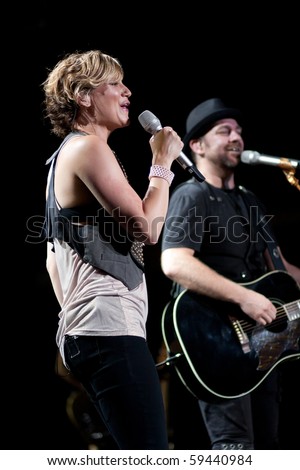 INDIANAPOLIS - AUGUST 20: Singer Jennifer Nettles and Guitarist Kristian Bush of the country band Sugarland performs at the Indiana State Fair on August 20, 2010 in Indianapolis, Indiana.