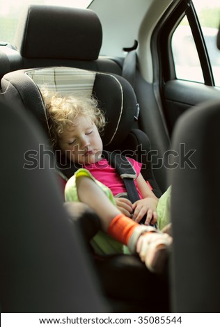 child sleeps in the car