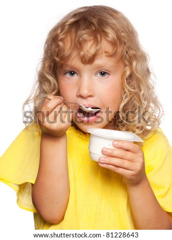 children eating yogurt