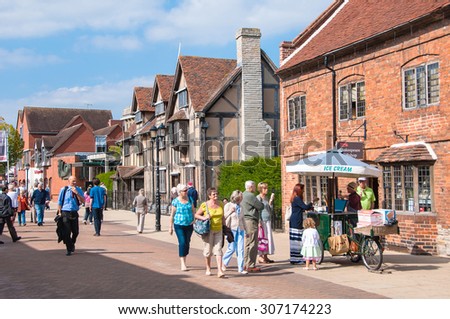 STRATFORD UPON AVON, UK - SEPTEMBER 2, 2014: The main street of very touristic town where playwright and poet William Shakespeare was born. There is a house a birthplace