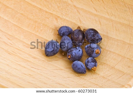juniper berries over the spoon