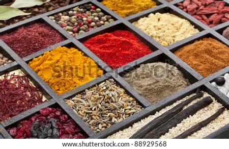 powder spices in wooden box