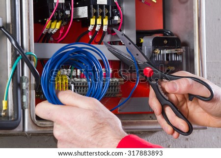 electrician cutting the wires
