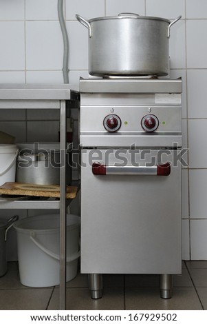 Electric cooker with a pot